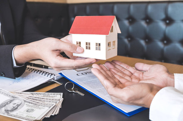 Emlakçı ev modeli sözleşmesi sözleşme Emlak ile açtıktan sonra göndermeden ipotek başvuru formu, mortgage kredi teklif için ve ev sigortası ile ilgili onaylanmış. - Fotoğraf, Görsel