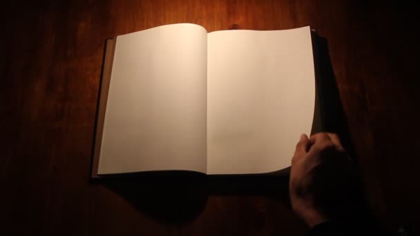 Книга на білому
 - Кадри, відео