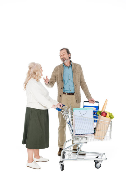 mari à la retraite parlant avec femme tenant chariot d'achat isolé sur blanc
 - Photo, image