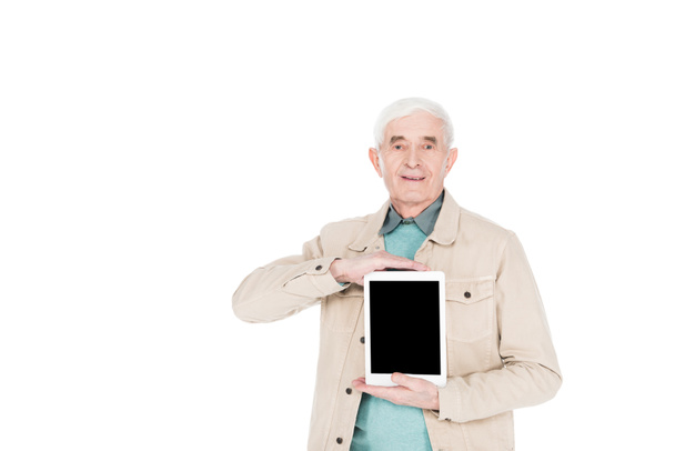 alegre hombre retirado sosteniendo tableta digital con pantalla en blanco aislado en blanco
 - Foto, Imagen