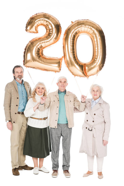 pessoas aposentadas alegres segurando balões isolados em branco
 - Foto, Imagem