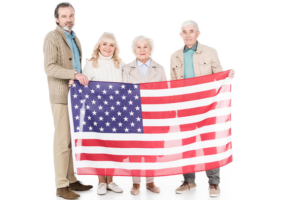 Amerikan bayrağı üzerinde beyaz izole holding neşeli üst düzey insanlar - Fotoğraf, Görsel