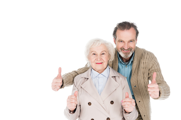 весела пара на пенсії, що показує великі пальці вгору ізольовано на білому
 - Фото, зображення