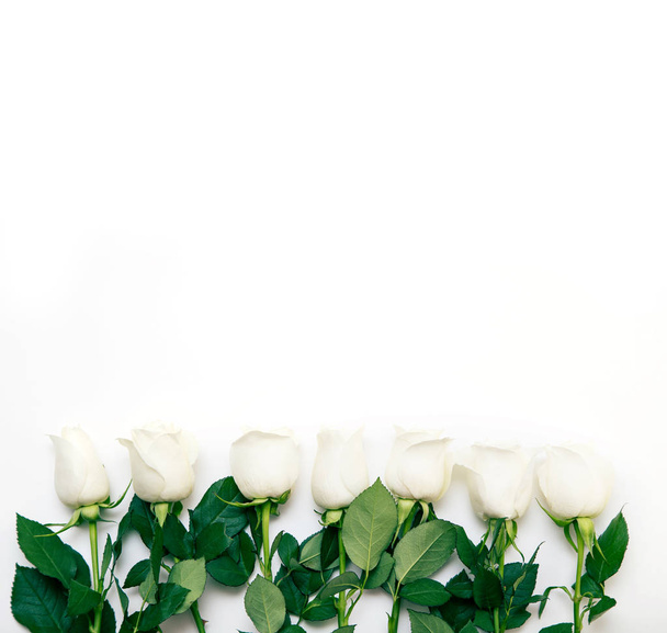 Білий підннявся. Букет делікатний троянд на білому тлі. Місце для тексту. Романтичний фон для весняні свята. - Фото, зображення