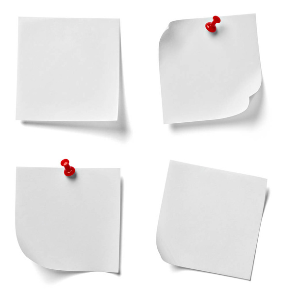 Sammlung verschiedener Notizpapiere mit rotem Steckstift auf weißem Hintergrund. Jeder wird einzeln erschossen - Foto, Bild