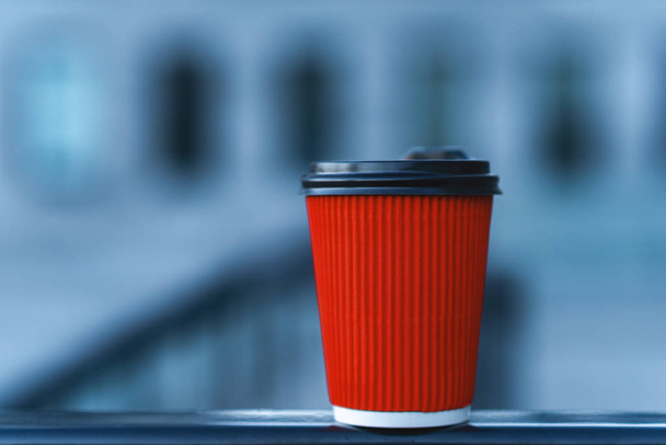 red paper cup with brown cap mockup sample template. Blurred Background - Foto, Bild
