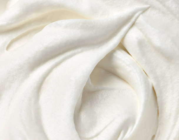 close-up de um chantilly branco ou creme azedo no fundo branco
 - Foto, Imagem