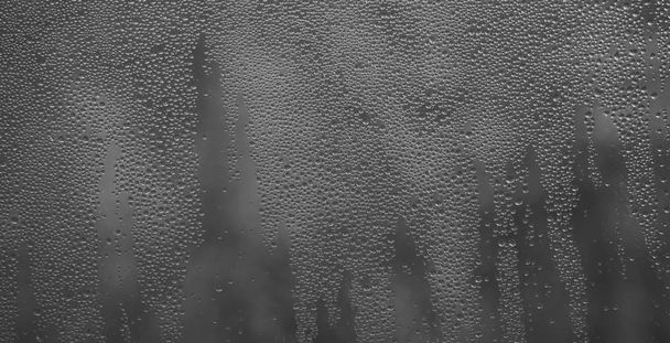Droplets or drops of water on misted glass - Foto, Bild