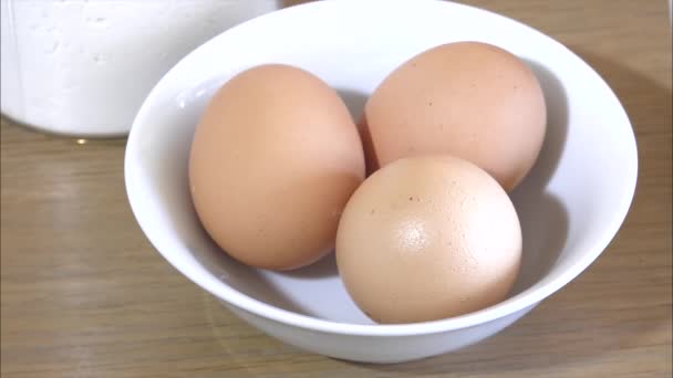 Video of Eggs in bowl - Πλάνα, βίντεο