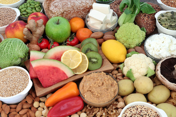 Szuper élelmiszer-Vega, gyümölcs, zöldség, tofu bab túró, mandula vaj & joghurt, fűszer, gabona, dió, magvak, teljes kiőrlésű kenyér. Magas antioxidánsok, élelmi rost, omega-3 & vitaminok. - Fotó, kép