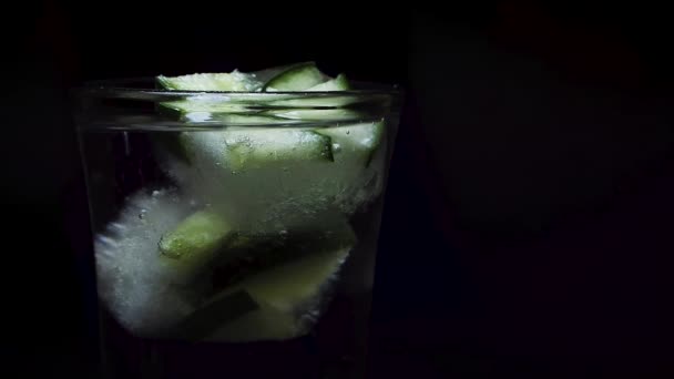 Ein Eis mit Gurken in Mineralwasser geben - Filmmaterial, Video