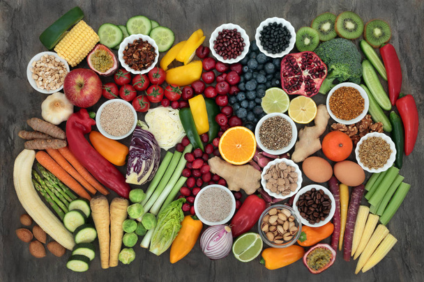 Велика колекція продуктів харчування для здоров'я зі свіжими фруктами, овочами, насінням, зернами, молоком, кавою, горіхами, бобовими, зернами, травами та спеціями. Високо в антиоксидантах, білках, антоціанінах, вітамінах і харчових волокнах
. - Фото, зображення