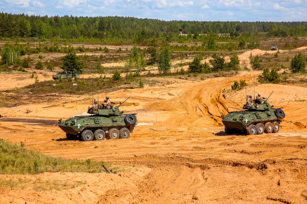 ΝΑΤΟ στρατιωτικά οχήματα. Διεθνή στρατιωτική εκπαίδευση Saber απεργία 2017, Adazi, Λετονία, από 3 έως 15 Ιουνίου 2017. Μας ηγεσία στρατού Ευρώπη ετήσια Διεθνή militaryexercise Saber απεργία πεδίο κατάρτισης Exercisein Λετονία. - Φωτογραφία, εικόνα
