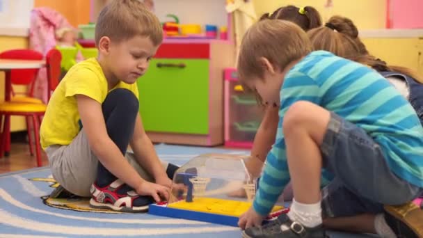 předškolní vzdělávání - šťastné děti ve školce bavit hrát spolu - Záběry, video