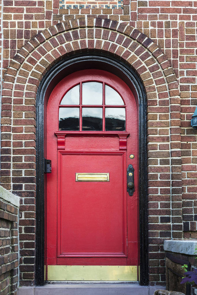 マンハッタン、ニューヨーク市、米国のブルックリンの近所の典型的な古い家屋の古典的な赤いドア - 写真・画像