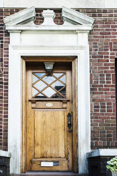Stare klasyczne drzwi drewniane stary typowy dom w dzielnicy Brooklyn w Manhattan, New York City, Stany Zjednoczone Ameryki - Zdjęcie, obraz