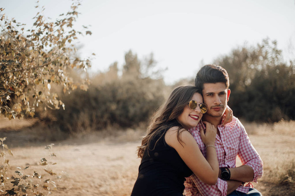 joven pareja enamorada en el campo al atardecer
 - Foto, Imagen