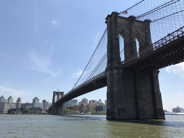 Brooklyn bridge summer view of Manhattan - Fotoğraf, Görsel