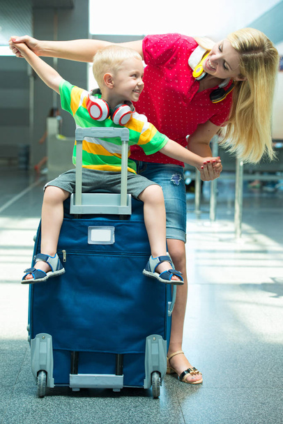 Leisure at the airport.Mother and little son is waiting for its flight. - Foto, Imagen