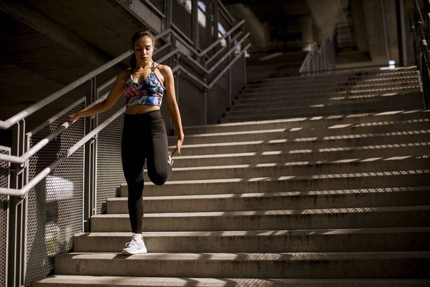 Genç fitness kadın kentsel çevre açık yapıyor - Fotoğraf, Görsel