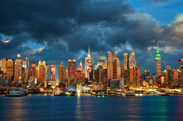 De skyline van New York City Midtown Manhattan in de schemering over Hudson rivier - Foto, afbeelding