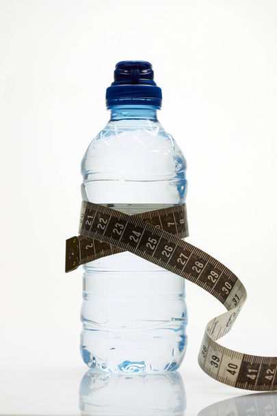 water bottle with tape measure - Foto, afbeelding