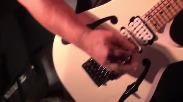 Guitare sur scène lors d'un concert qui secoue le public - Séquence, vidéo