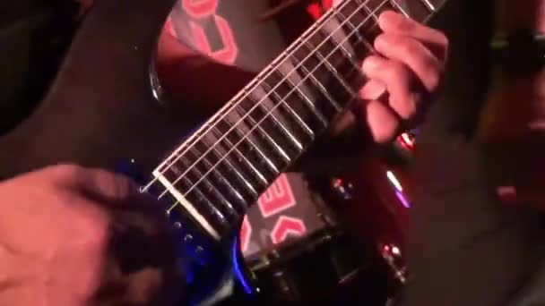 Gitarrist auf der Bühne bei einem Konzert, das das Publikum rockt - Filmmaterial, Video