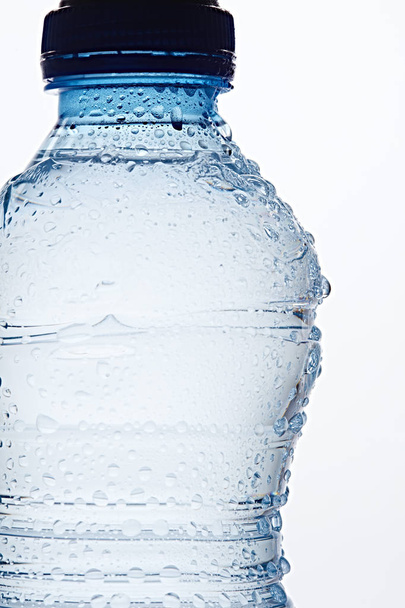 Wasserflasche mit Tropfenwasser - Foto, Bild