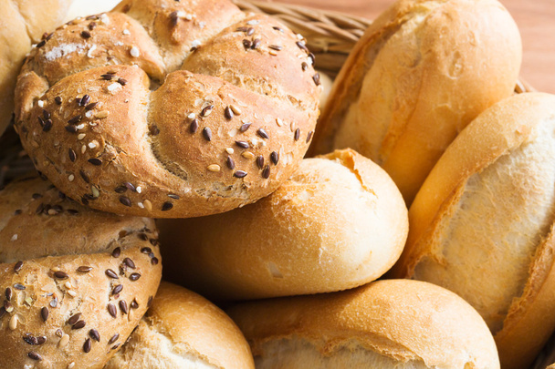 Fresh bread rolls in a basket - Foto, imagen