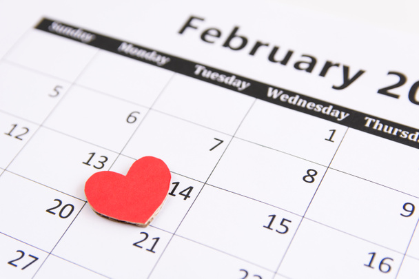 Ημερολόγιο σελίδας και κόκκινο καρδιές χαρτί στις 14 Φεβρουαρίου, ημέρα του Αγίου Βαλεντίνου. - Φωτογραφία, εικόνα
