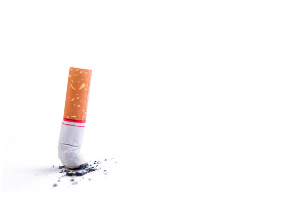 colilla de cigarrillo con ceniza aislada sobre un fondo blanco con ruta de recorte, espacio de copia
 - Foto, Imagen