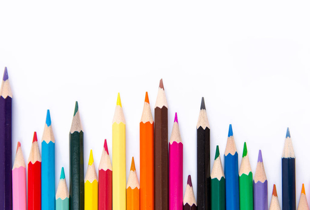 Карандаши красочный набор, деревянные цветные карандаши изолированы на белом фоне, пространство для копирования
 - Фото, изображение