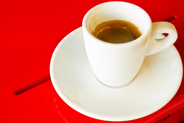 xícara de café na mesa vermelha
 - Foto, Imagem