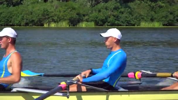 チームの夏のトレーニングを漕ぐ。ドニプロ川のボートで8選手の漕ぎ手。キエフ,ウクライナの都市圏 - 映像、動画