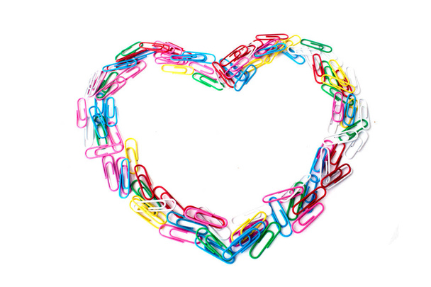 coração colorido bonito de clipes de papel no fundo branco
 - Foto, Imagem