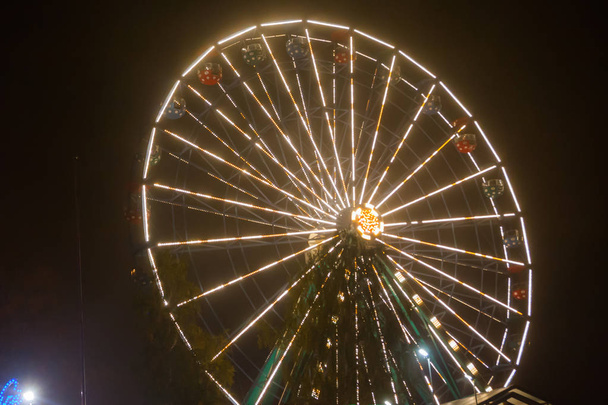 Grande roue au parc d'attractions, illumination nocturne
. - Photo, image