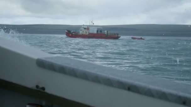 Κάθε άποψη toristic ψαρόβαρκα στη Βόρεια Θάλασσα Μπάρεντς καλοκαίρι, θυελλώδης καιρός, κύματα - Πλάνα, βίντεο