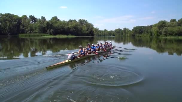 チームの夏のトレーニングを漕ぐ。ドニプロ川のボートで8選手の漕ぎ手。キエフ,ウクライナの都市圏 - 映像、動画