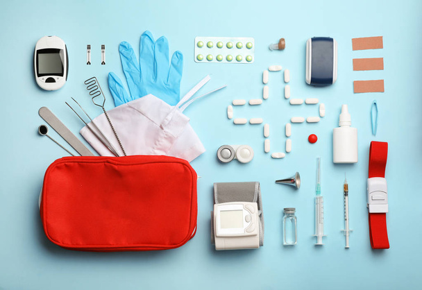 Flat lay composition with medical objects on color background - Foto, imagen