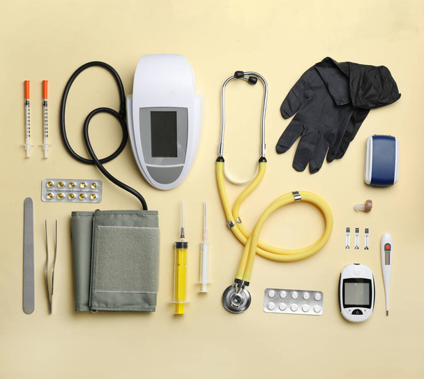 Flat lay composition with medical objects on color background - Foto, immagini