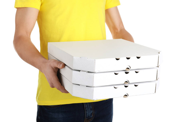 Nuori mies, jolla oli pizzalaatikoita valkoisella taustalla. Elintarvikkeiden jakelupalvelu
 - Valokuva, kuva