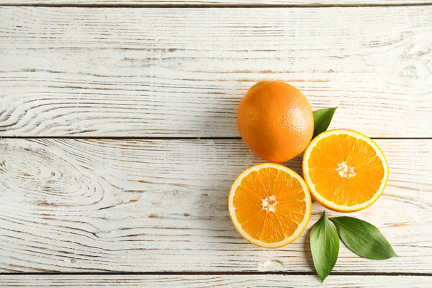Flat lay composition with fresh oranges on wooden table. Space for text - Foto, immagini