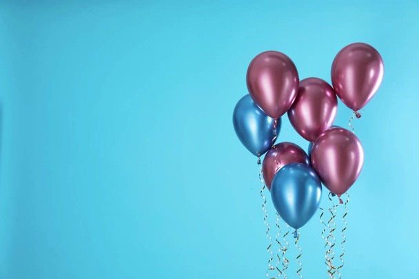 Bright balloons on color background. Space for text - Foto, Imagen