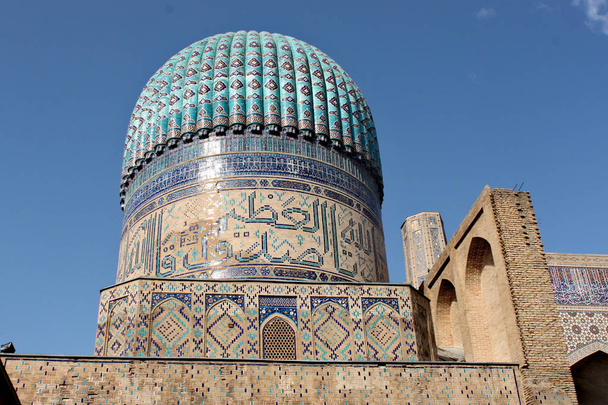 Bibi-geçerek Camii - 15 yüzyılda İslam dünyasındaki en büyük ve en görkemli cami biriydi. 20 yüzyılda sadece görkemli bir harabe o hala hayatta, ama şimdi Camii ana bölümden geri yüklendi - Fotoğraf, Görsel