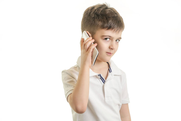 Estúdio tiro de menino com telefone inteligente, conceito de vício de telefones celulares para crianças
 - Foto, Imagem