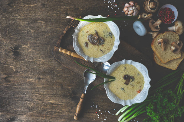 Sopa con champiñones y crema agria sobre fondo rústico con espacio para copiar
 - Foto, imagen