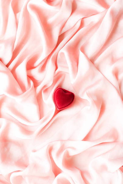 rote herzförmige Schmuckschatulle auf rosa Seide - Valentinstag, wahre Liebe, Verlobung und Heiratsantrag-Konzept. wirst du mein valentine sein? - Foto, Bild