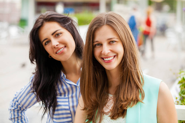 Közelről, két boldog fiatal nők street, nyáron szabadban - Fotó, kép