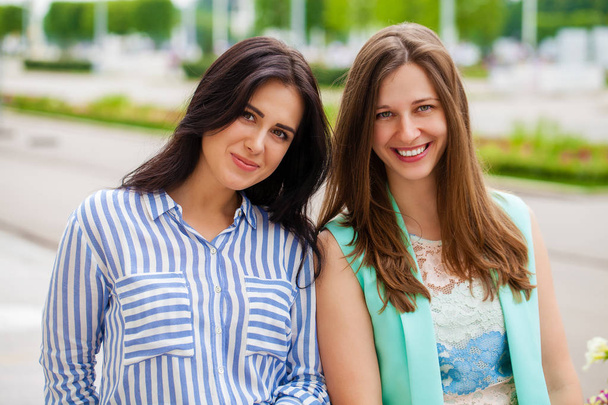 Close up, Two happy young women in summer street, outdoors - Fotografie, Obrázek